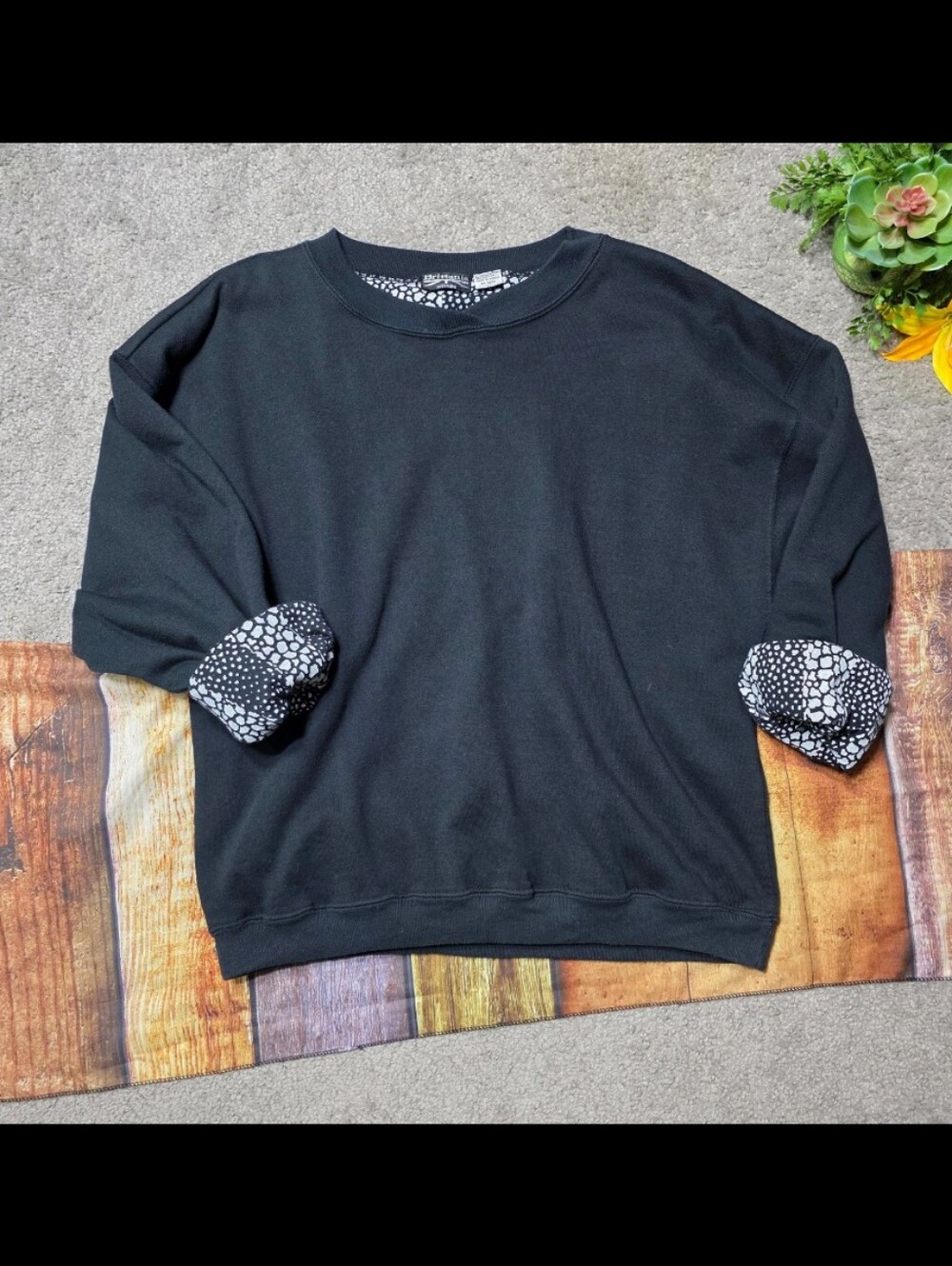 Vintage Brittania Black Sweatshirt with Pattern Inside Size Medium